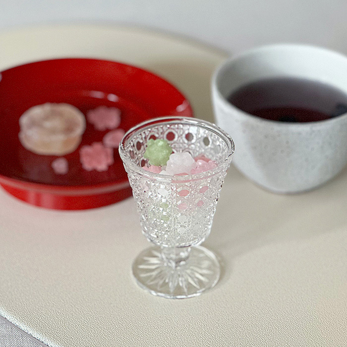 金平糖をキラキラした器に