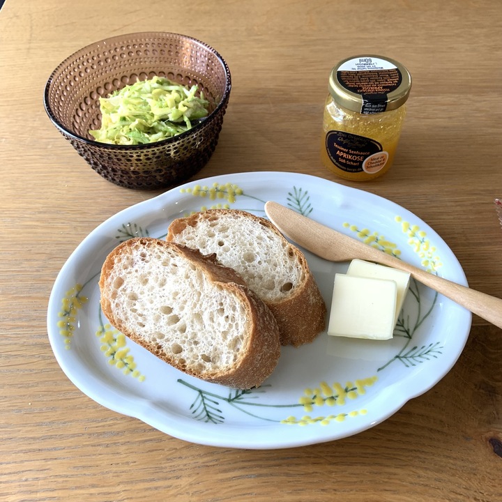 いつもの食卓にミモザの黄色を