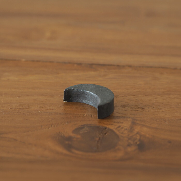 飯高幸作　箸置き　三日月型　刷毛黒 　/　 kousha ceramic works