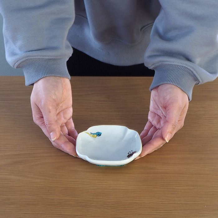 堀畑蘭　隅入豆皿　色絵唐子とちょうちょう