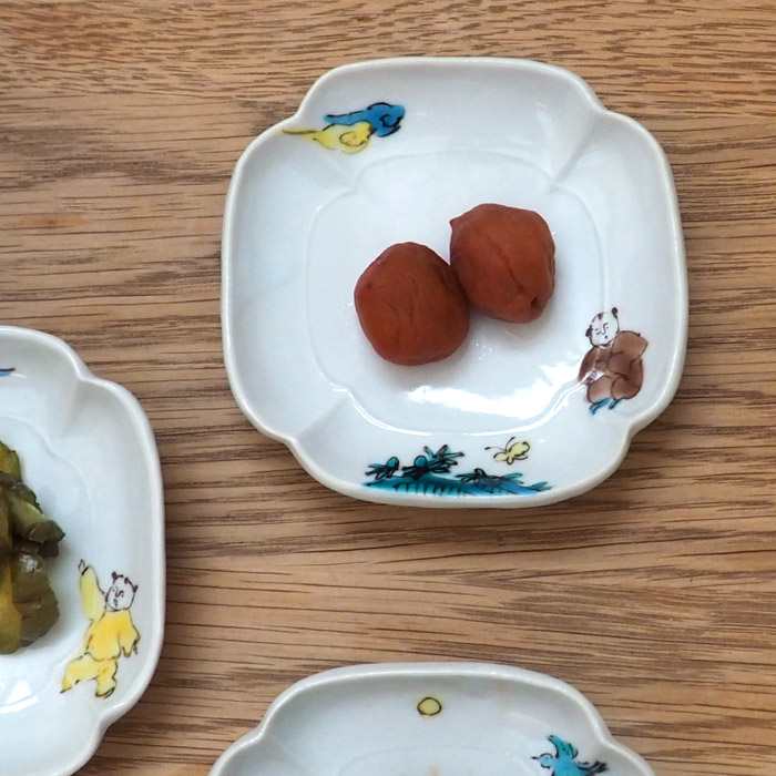 堀畑蘭　隅入豆皿　色絵唐子とちょうちょう