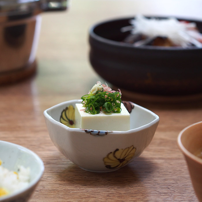 九谷青窯　横井佳乃　色絵八重花　六角小鉢