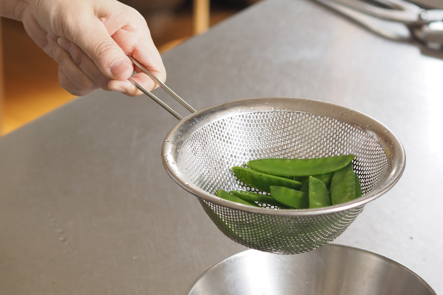 柳宗理　手付きパンチングストレーナー　19cm　/　Sori　Yanagi