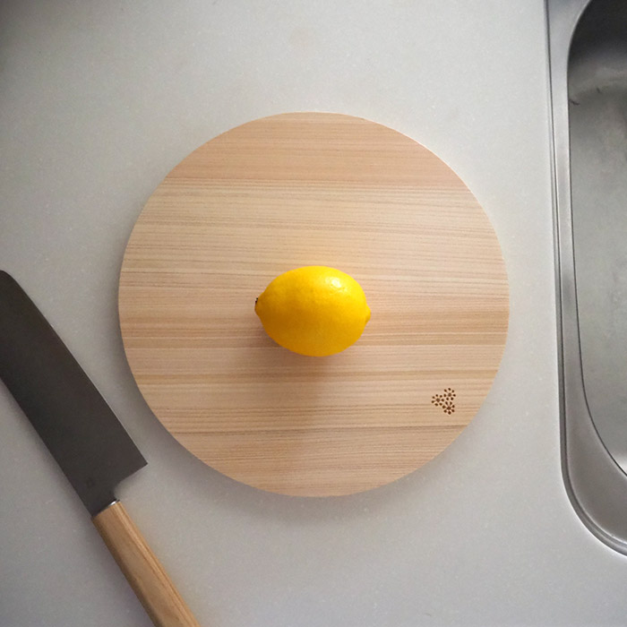 【プロキッチンオリジナル】四万十ひのき　まるいまな板　25cm（1.5cm厚）　/　PROKITCHEN