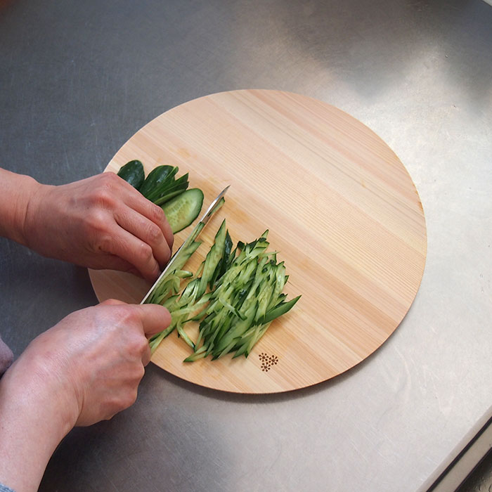 【プロキッチンオリジナル】四万十ひのき　まるいまな板　30cm（1.5cm厚）　/　PROKITCHEN
