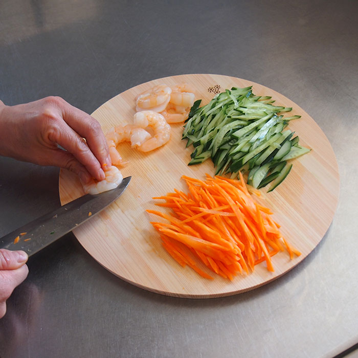 【プロキッチンオリジナル】四万十ひのき　まるいまな板　30cm（1.5cm厚）　/　PROKITCHEN