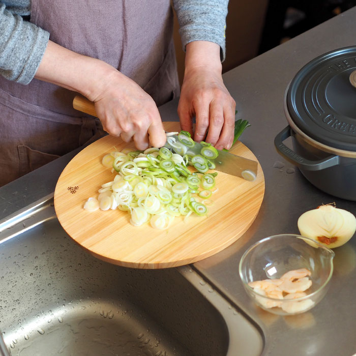 【プロキッチンオリジナル】四万十ひのき　まるいまな板　30cm（1.5cm厚）　/　PROKITCHEN