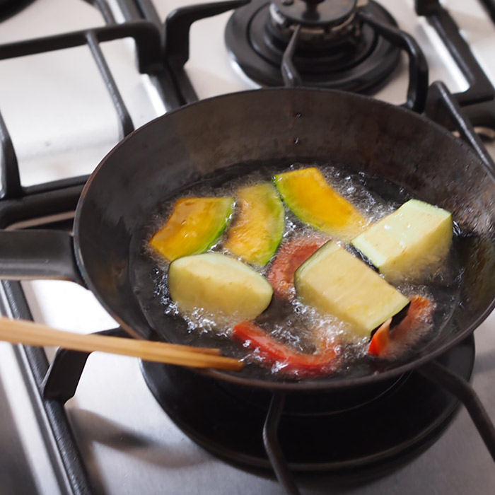 【いろはに千鳥でご紹介！】【公式】【プロキッチンオリジナル】山田工業所　鉄打出　ちょこっとフライパン　18cm（2.3mm）　空焚き済み　/　PROKITCHEN